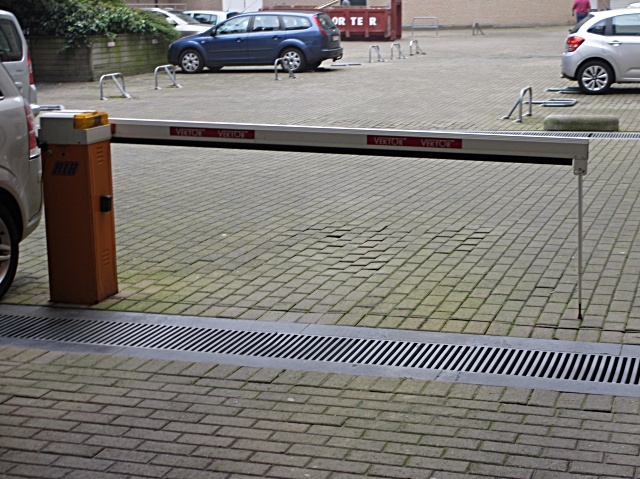 Inrit naar het garagecomplex