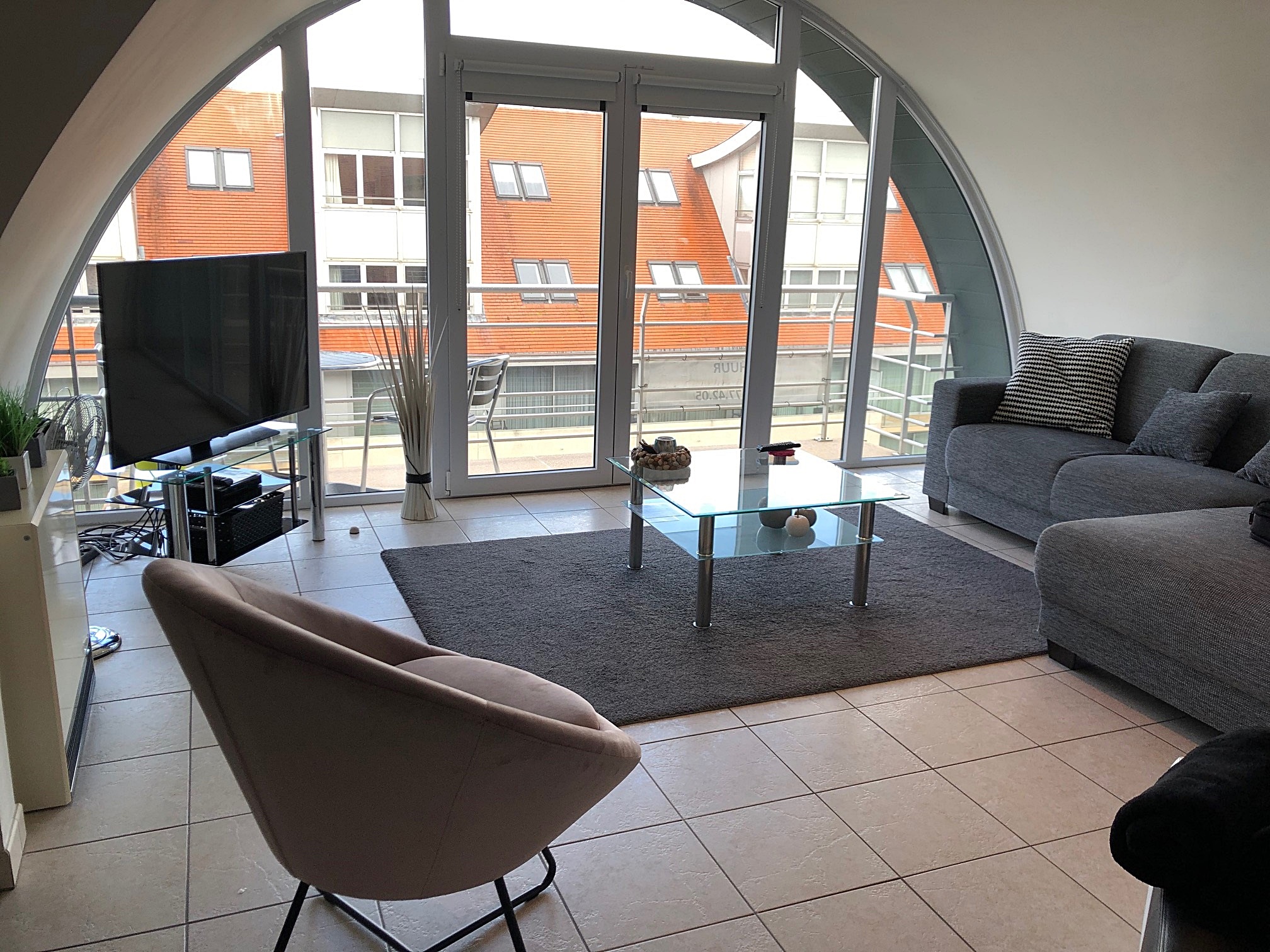 Lichte woonkamer met eethoek