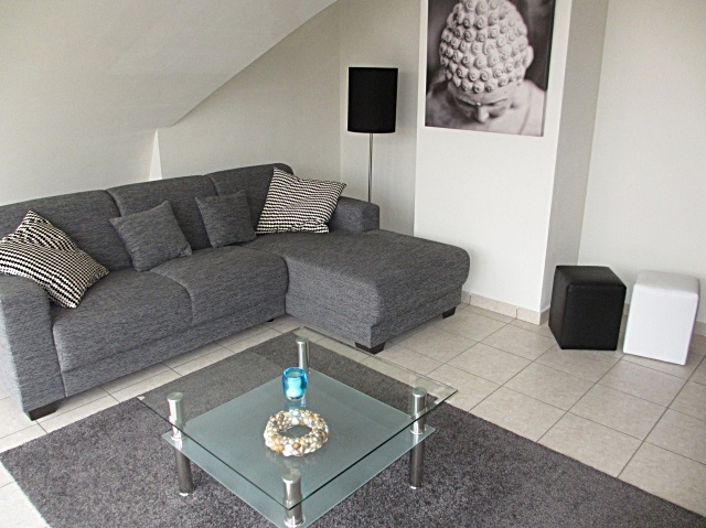 Zicht op de zithoek vanuit de woonkamer
