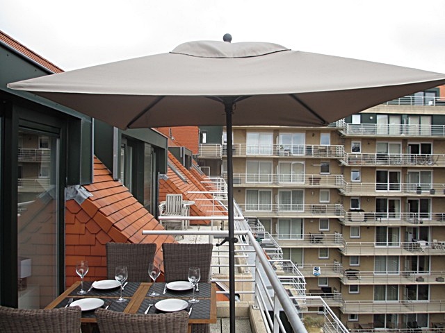 Zonnig terras met uitzicht